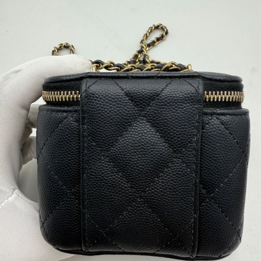 CHANEL/香奈兒、25S迷你小盒子包、帶鏡子黑金荔枝紋牛皮化妝盒、鏈條斜挎單肩包、尺寸:11*8-2