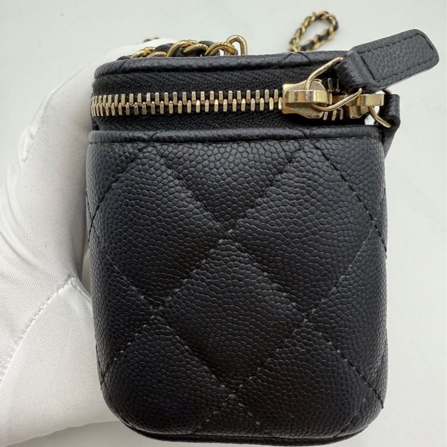 CHANEL/香奈兒、25S迷你小盒子包、帶鏡子黑金荔枝紋牛皮化妝盒、鏈條斜挎單肩包、尺寸:11*8-4