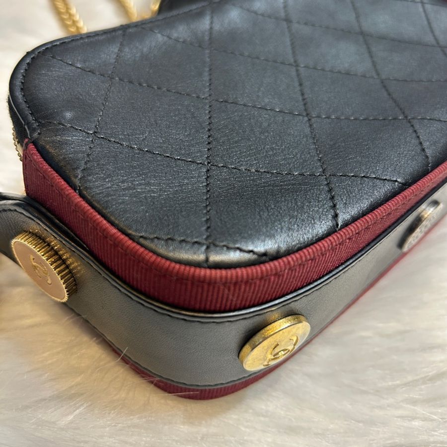 CHANEL A57574 徽章小牛皮相機包-20