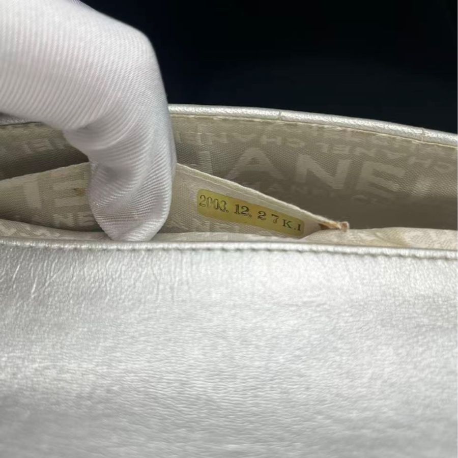 Chanel 香奈兒 中古款銀色亮面牛皮口蓋包CFmini logo有磨損,肩帶扣有破損,包扣有磨損,包的左邊花瓣有黃漬,包內有黃漬-10