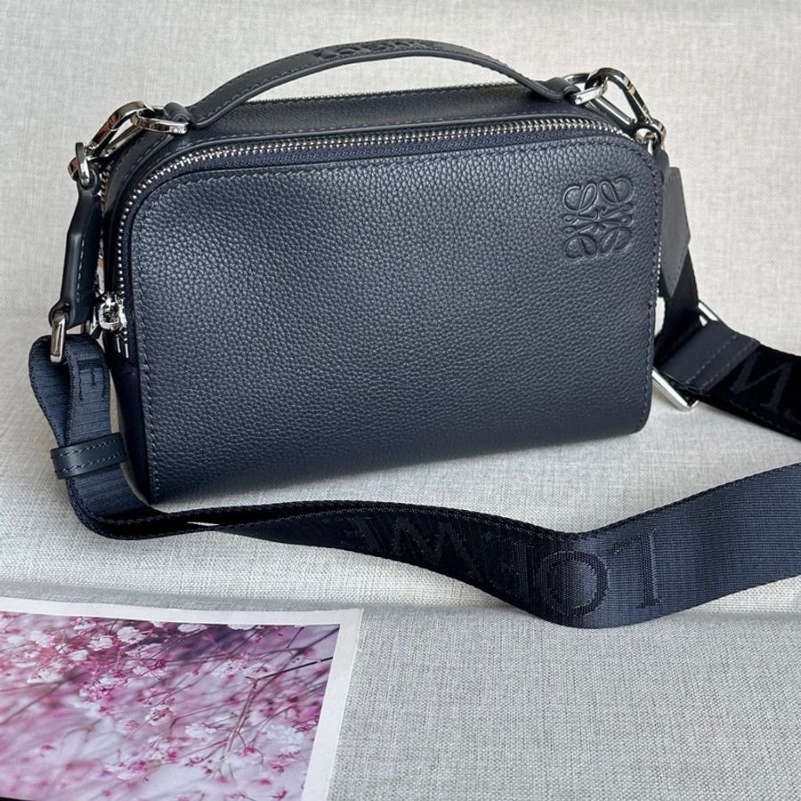 Loewe 相機 斜背包-2
