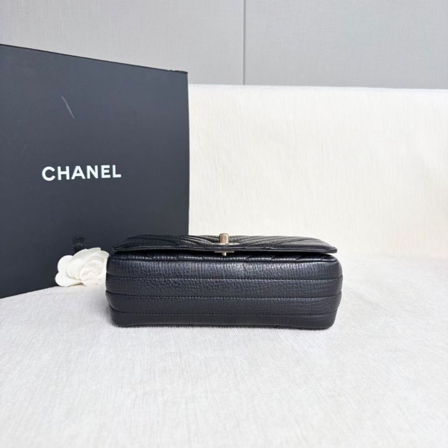 Chanel V紋大mini口蓋包 黑色金扣 牛皮20*13*7 9新 配件塵袋保卡-5