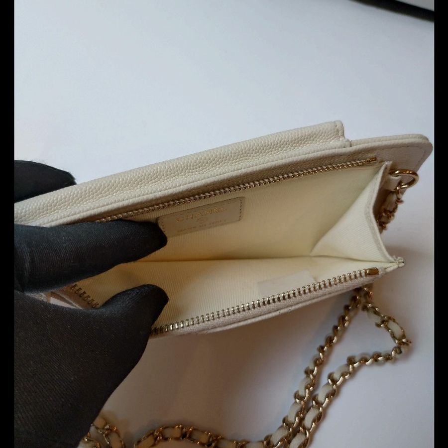 Chanel 淡金鍊乳白牛皮手機卡片斜背小包-23