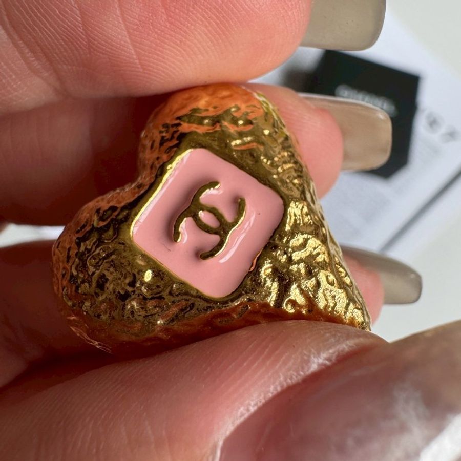 💫全新商品💫 Chanel 金箔色拼粉色愛心耳環-2