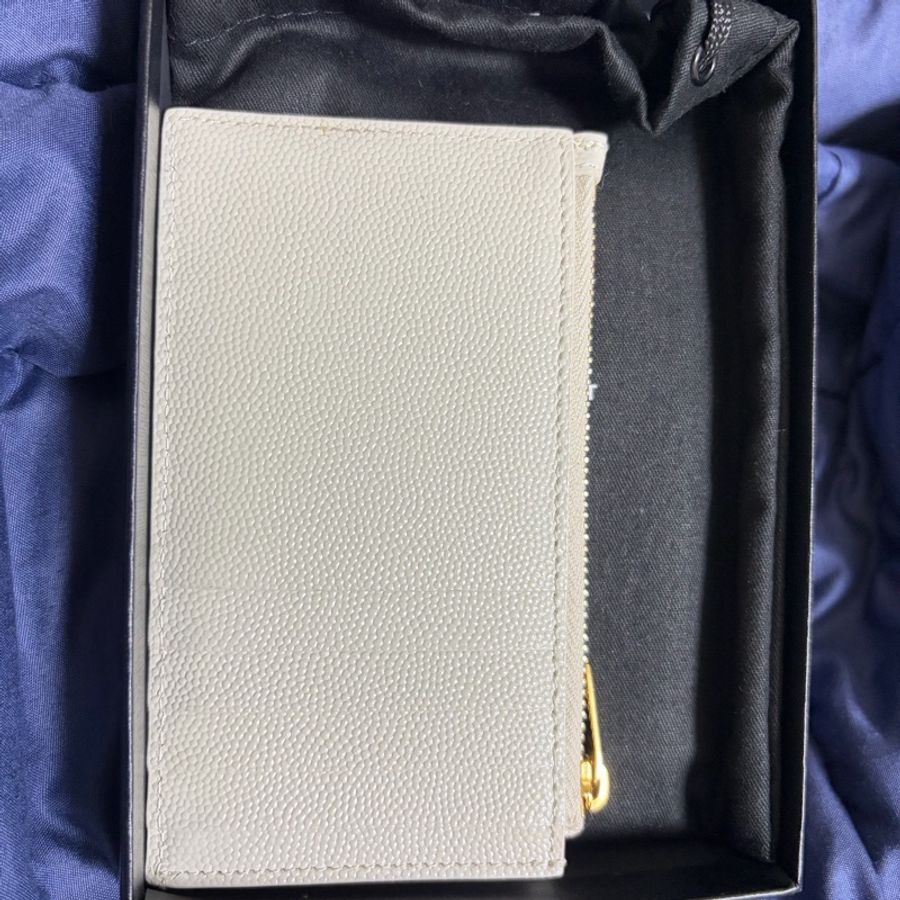 YSL V字縫線金屬LOGO魚子醬拉鍊卡夾零錢包-3