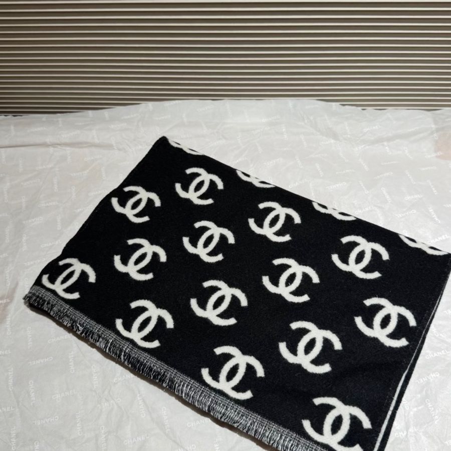 Chanel香奈兒經典黑白雙面logo圍巾-0