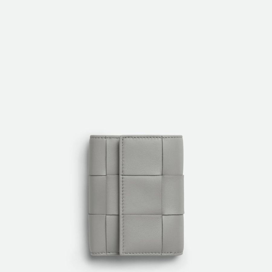 【BOTTEGA VENETA 寶緹嘉】專櫃經典款 大編織Nappa羊皮釦式三折短夾(750245-淺灰色)-0