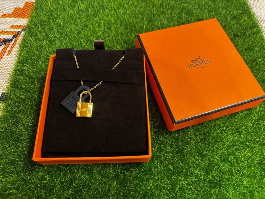 HERMES O Kelly 經典鎖頭吊墜牛皮項鍊鎖骨鍊-黑色/金色-0