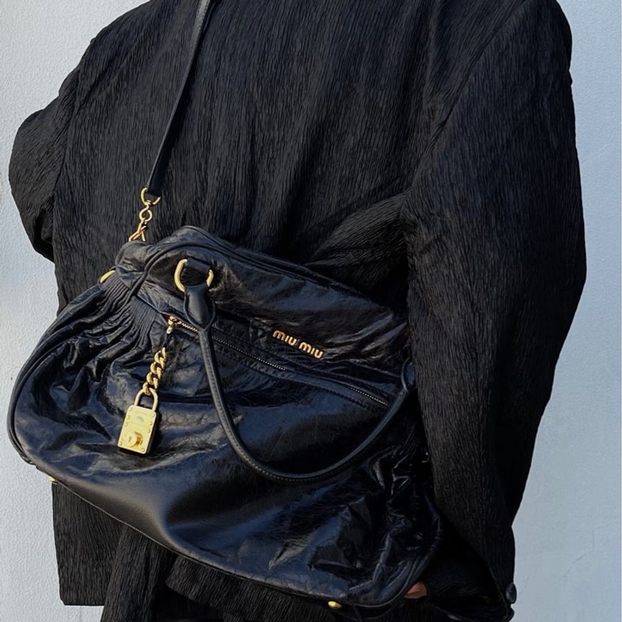 Miu Miu • 黑金油臘皮重工鎖頭元寶包-2