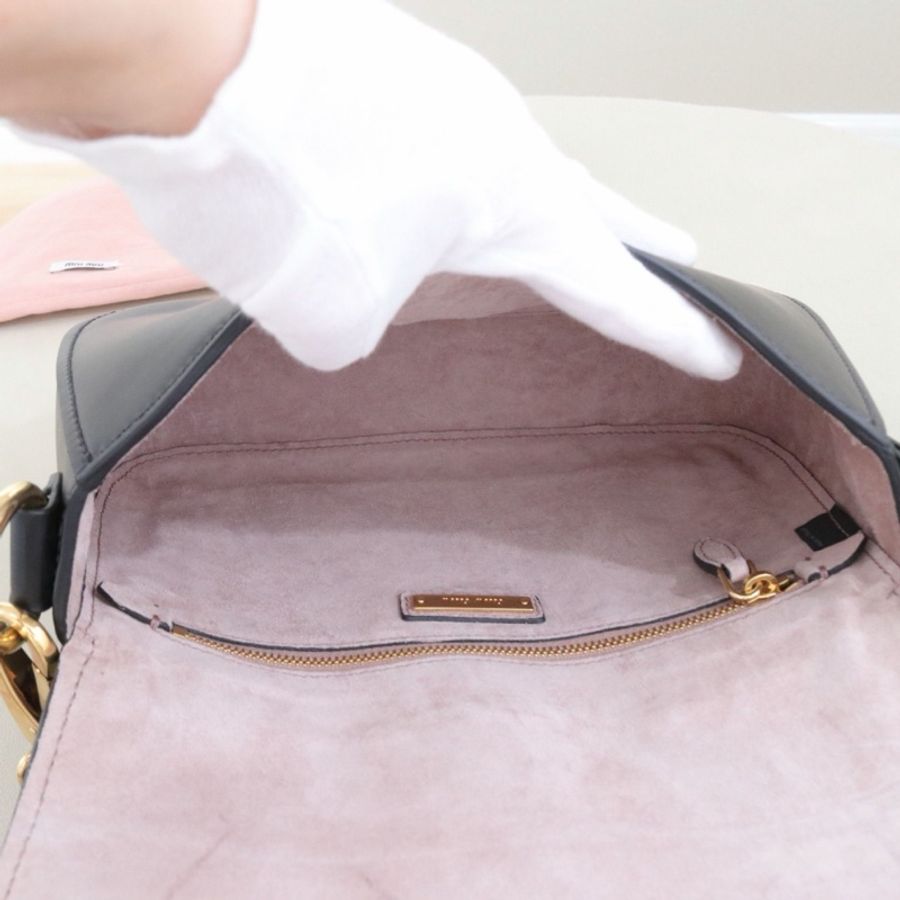 Miu Miu • 大Logo金釦牛皮郵差包-8