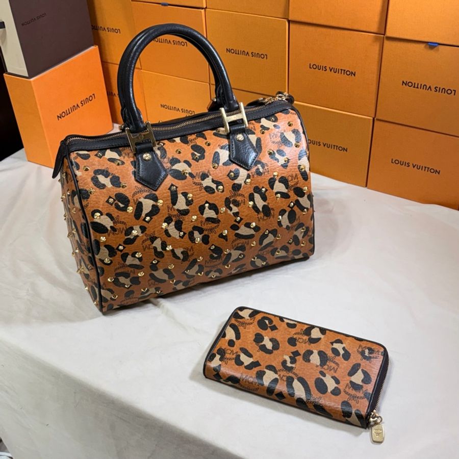 ‼️買一送一 MCM 經典豹紋鉚釘波士頓包➕長夾 組合-2