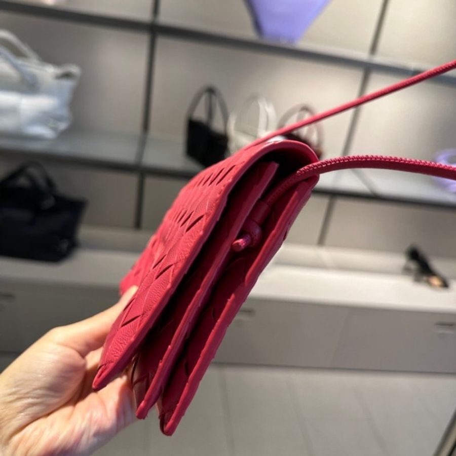 ⏰限時特賣 專櫃4萬7千9🌺Bottega Veneta 708586 羊皮編織 WOC肩帶錢包 莓果粉色-10