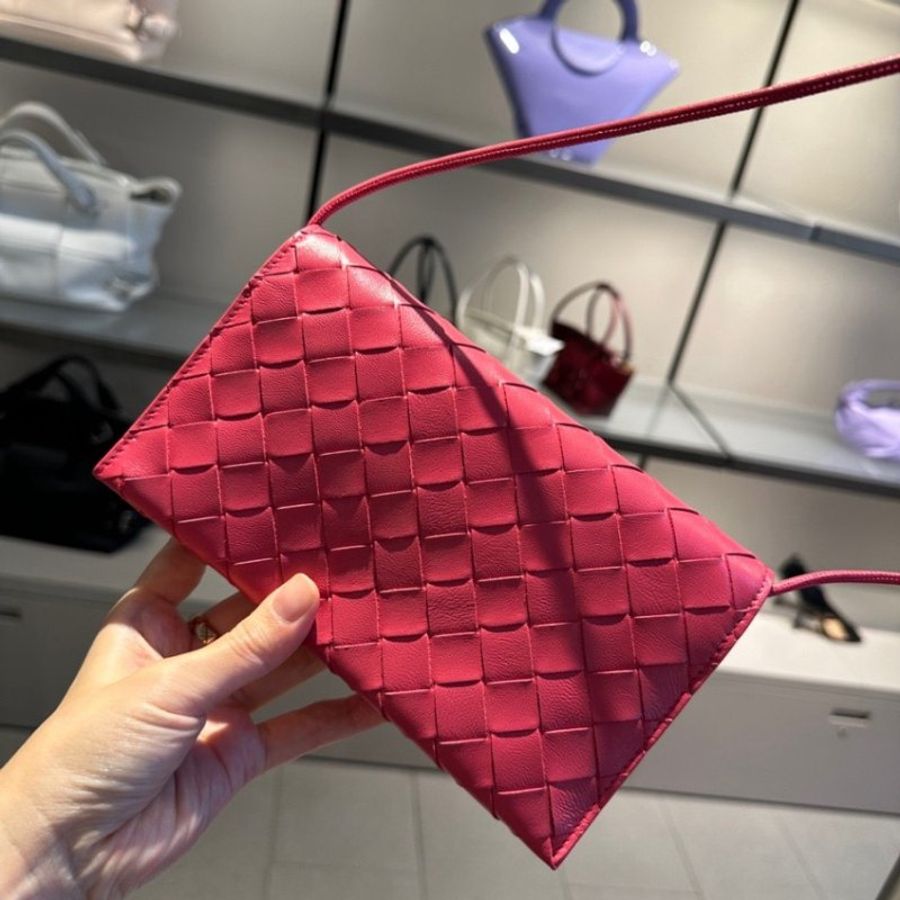 ⏰限時特賣 專櫃4萬7千9🌺Bottega Veneta 708586 羊皮編織 WOC肩帶錢包 莓果粉色-12