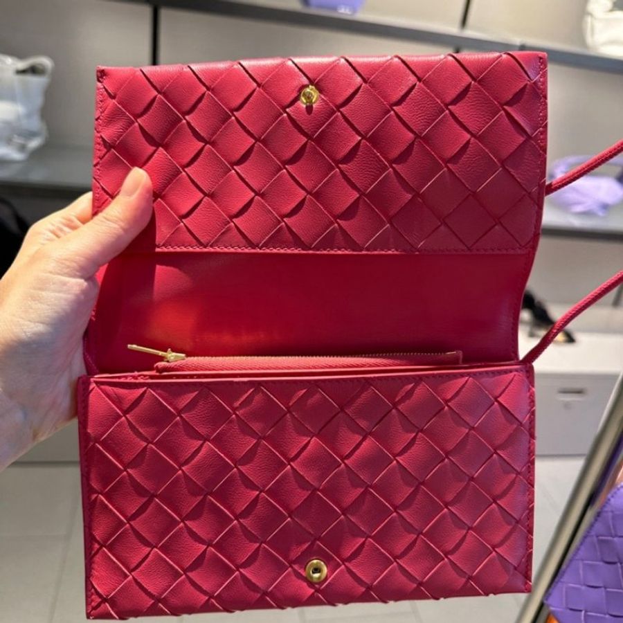 ⏰限時特賣 專櫃4萬7千9🌺Bottega Veneta 708586 羊皮編織 WOC肩帶錢包 莓果粉色-14