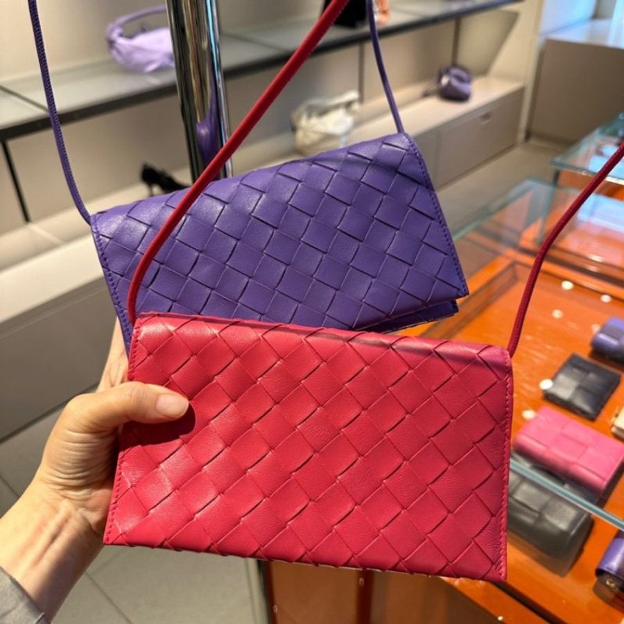 ⏰限時特賣 專櫃4萬7千9🌺Bottega Veneta 708586 羊皮編織 WOC肩帶錢包 莓果粉色-15
