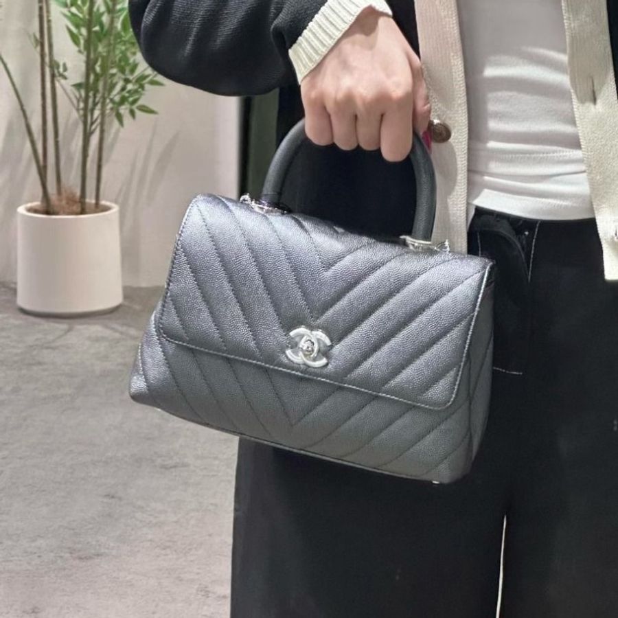 Chanel V紋Cocohandle小號 深灰色 銀扣 荔枝皮 22*14*8 95新 配件肩帶 盒子 塵袋-0
