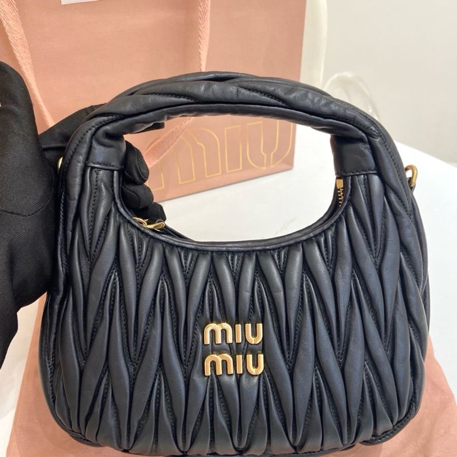 99新 MIUMIU繆繆Wander黑色hobo手提斜挎包 尺寸:20*6*17 附件:手提袋 塵袋 肩帶。-1