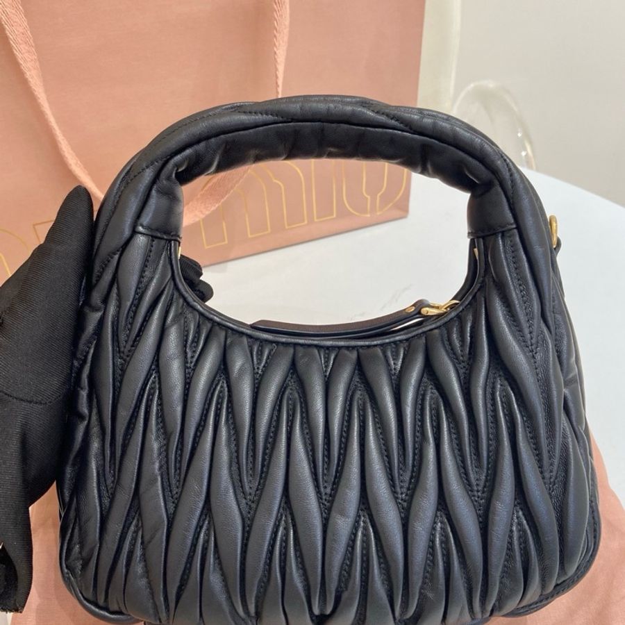 99新 MIUMIU繆繆Wander黑色hobo手提斜挎包 尺寸:20*6*17 附件:手提袋 塵袋 肩帶。-2