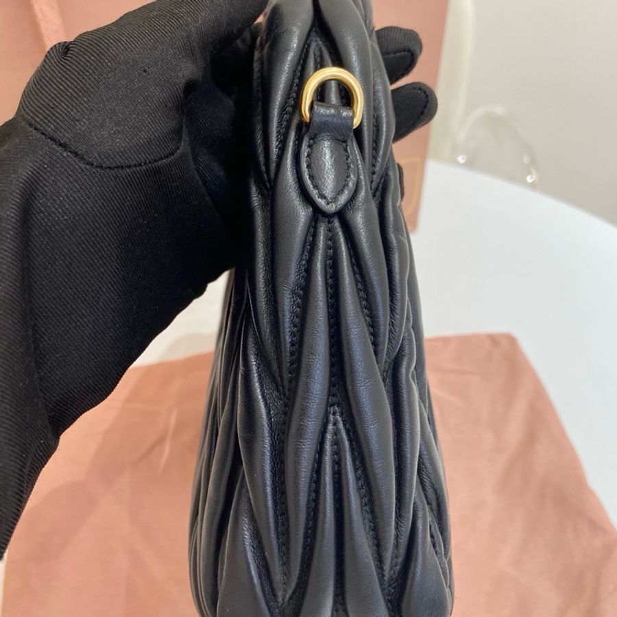 99新 MIUMIU繆繆Wander黑色hobo手提斜挎包 尺寸:20*6*17 附件:手提袋 塵袋 肩帶。-3