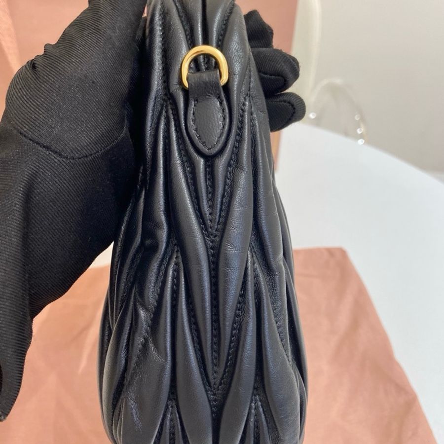 99新 MIUMIU繆繆Wander黑色hobo手提斜挎包 尺寸:20*6*17 附件:手提袋 塵袋 肩帶。-4