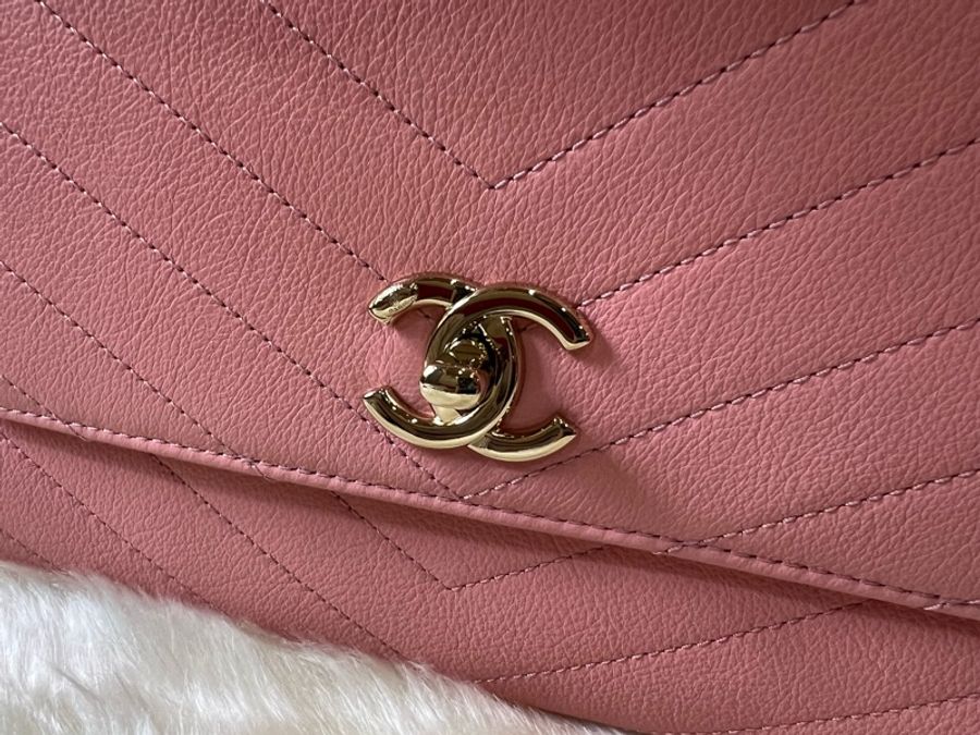 Chanel 粉色V型紋金釦手提肩背二用包(離櫃全新收藏品)-2