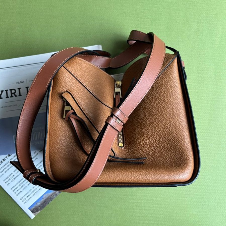 ::LOEWE:: Hammock Compact 焦糖色柔軟粒面小牛皮吊床肩背包-4