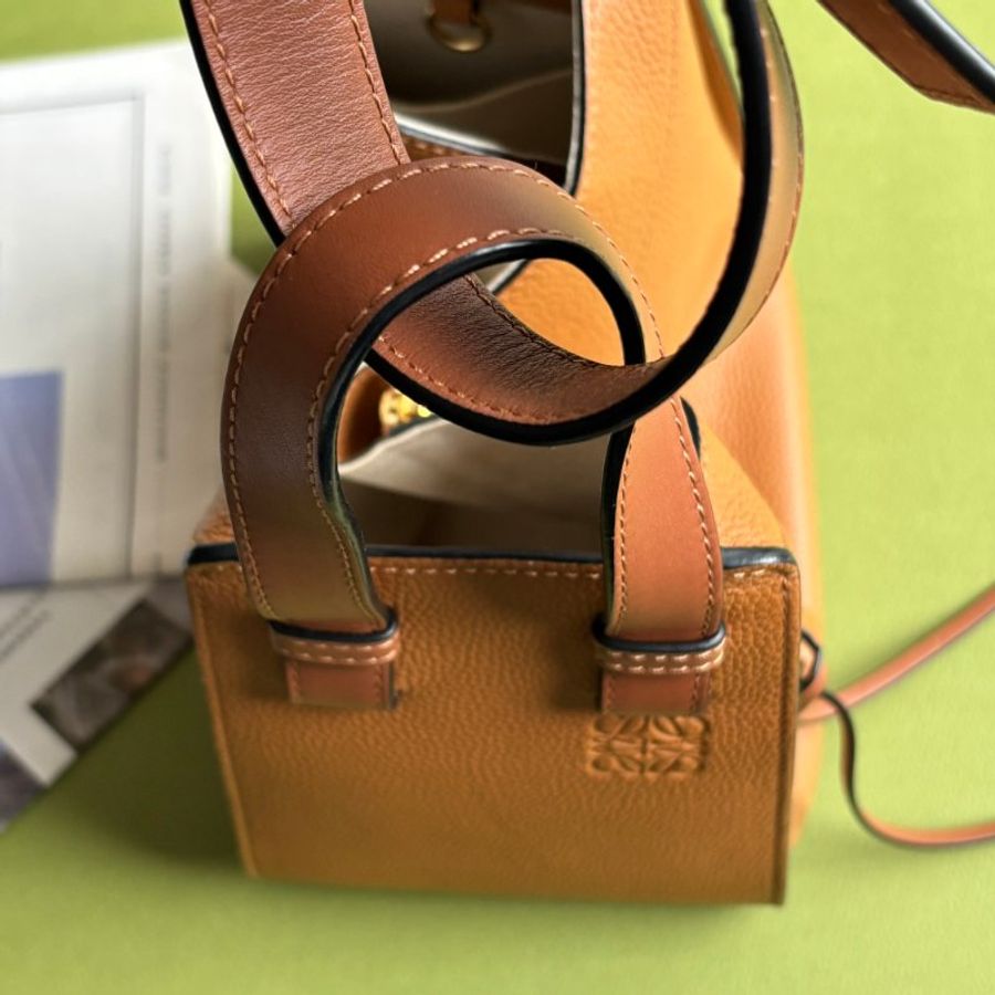 ::LOEWE:: Hammock Compact 焦糖色柔軟粒面小牛皮吊床肩背包-11