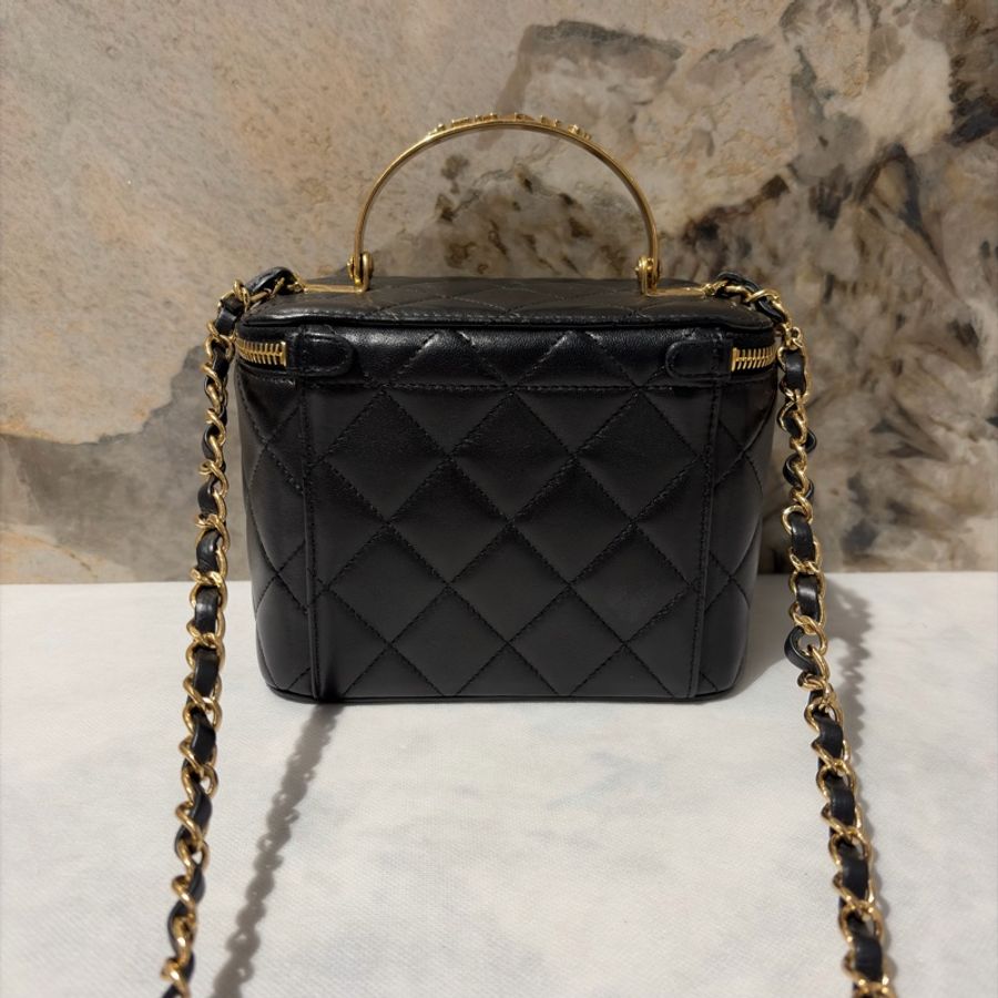 CHANEL 黑羊皮水鑽提把金扣化妝盒-3