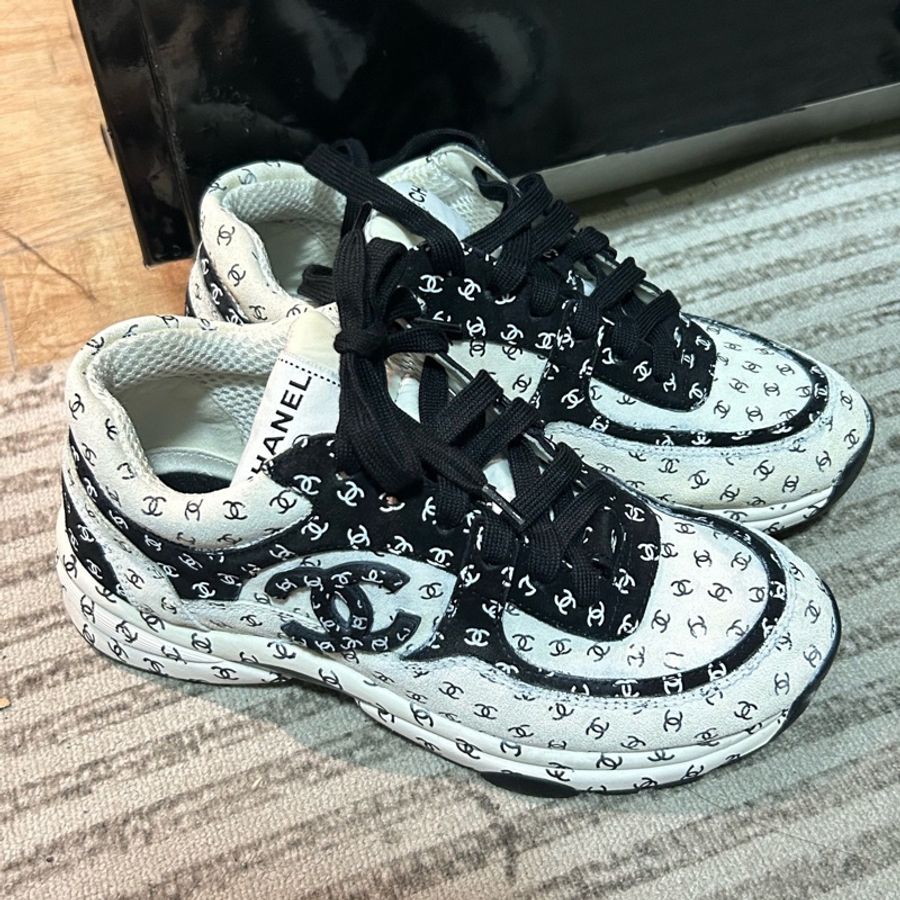 Chanel 香奈兒 暗紋滿logo運動鞋37 無配件-0