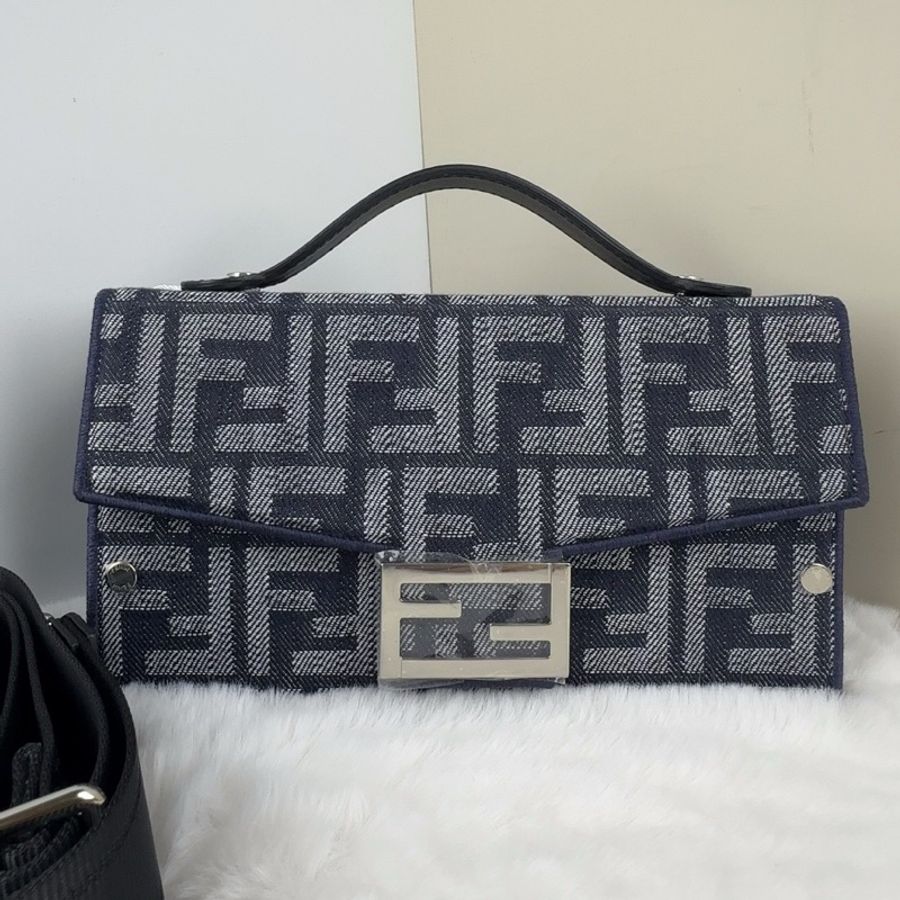 99.9新 Fendi 23ss老花牛仔盒子包所有五金原膜都在 尺寸21*12 編碼wt880。-0