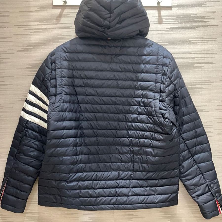💎Han's house精品服飾💎 THom Browne TB羽絨 連帽 外套 深藍 現貨2 3號原價60000-1