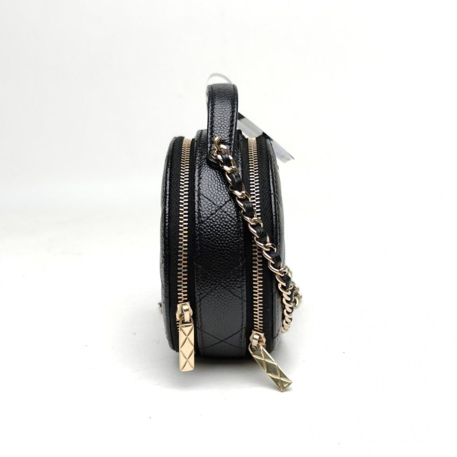 CHANEL CF季節款22早春拉鏈翻蓋圓餅包黑色牛皮31開肩背包-3