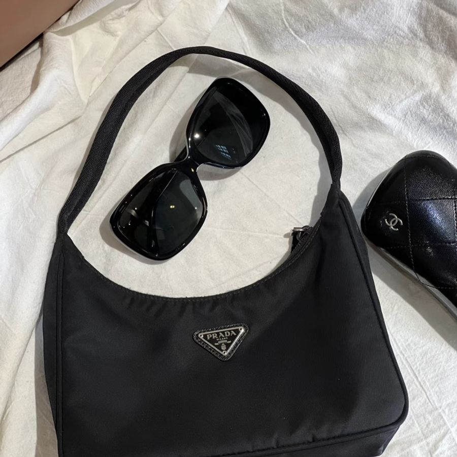 Prada • 經典尼龍鐵牌2000 Hobo包-10