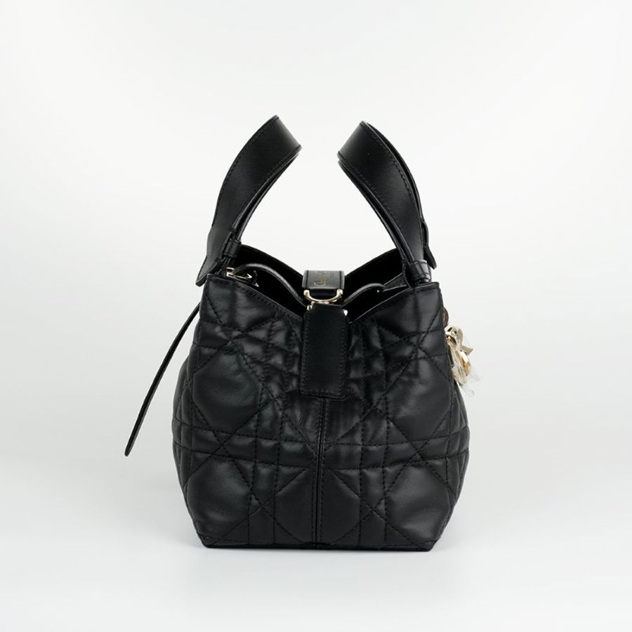 KESH 凱仕國際精品【金屬吊飾、優雅日常托特】DIOR Toujours Small 迪奧小型手提包|黑色籐格紋小牛皮|金扣-6