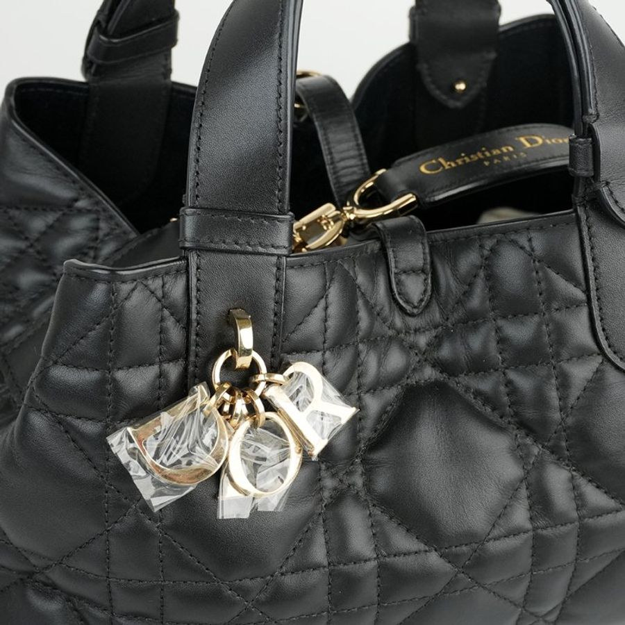 KESH 凱仕國際精品【金屬吊飾、優雅日常托特】DIOR Toujours Small 迪奧小型手提包|黑色籐格紋小牛皮|金扣-13