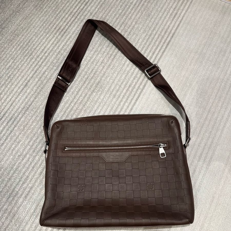 LV Louis Vuitton Damier Infini 深咖啡壓紋皮革斜背包 郵差包 男包-0
