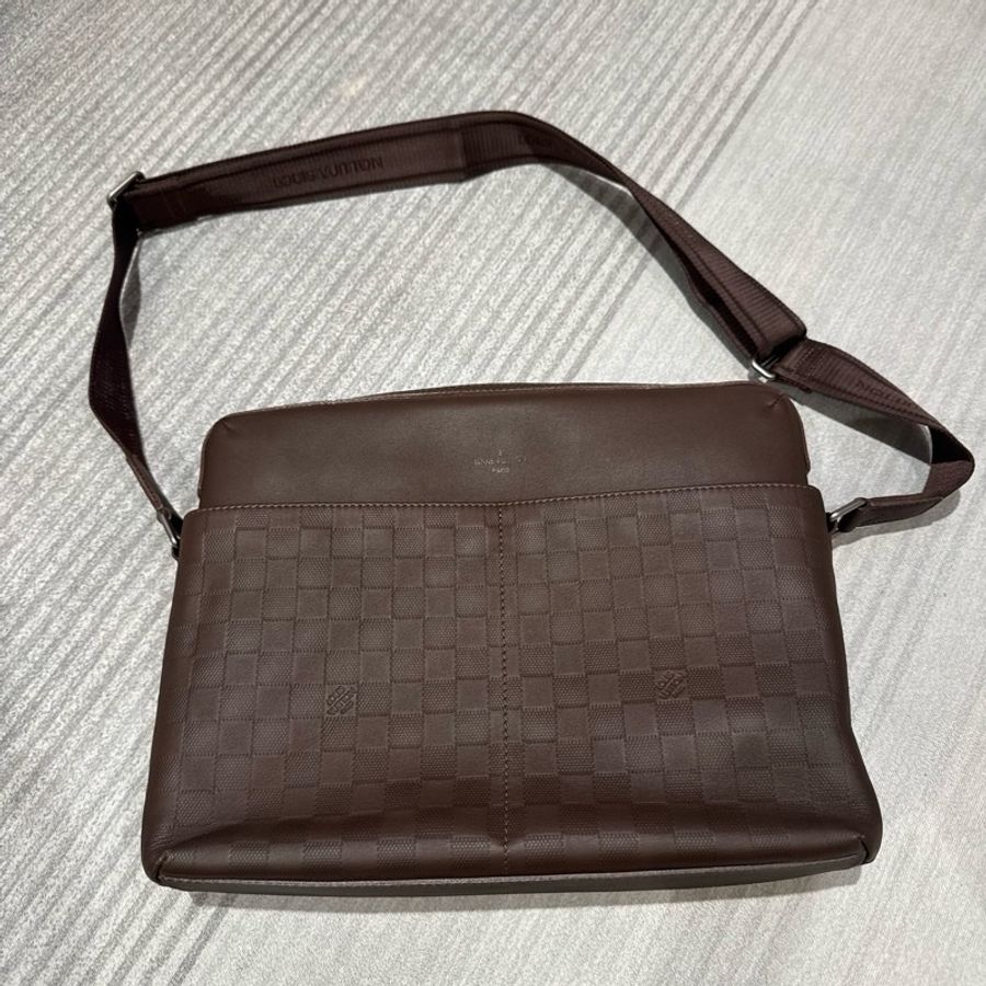LV Louis Vuitton Damier Infini 深咖啡壓紋皮革斜背包 郵差包 男包-3