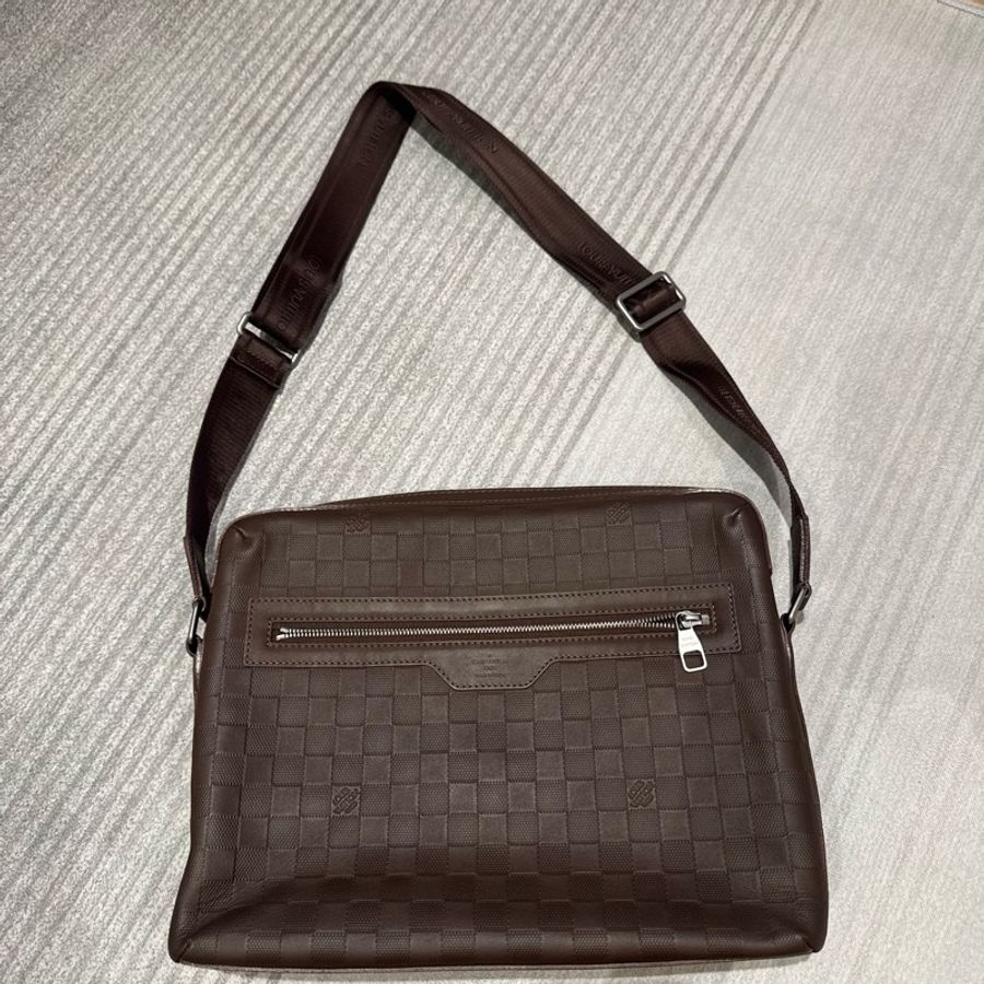 LV Louis Vuitton Damier Infini 深咖啡壓紋皮革斜背包 郵差包 男包-5