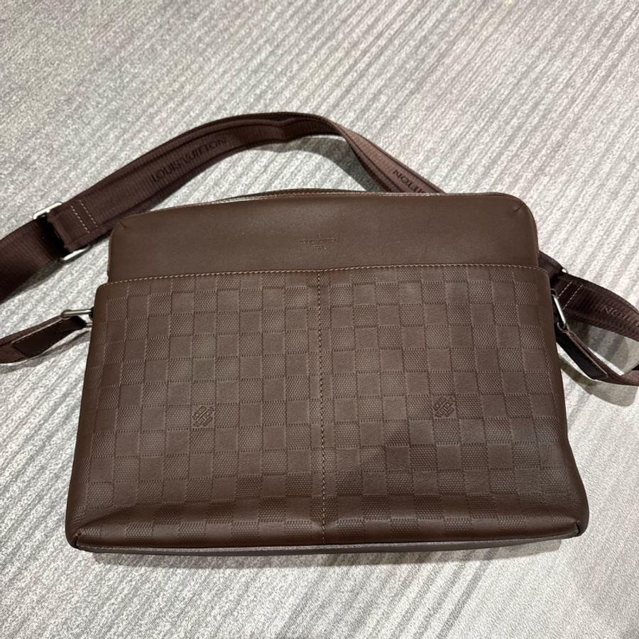 LV Louis Vuitton Damier Infini 深咖啡壓紋皮革斜背包 郵差包 男包-8