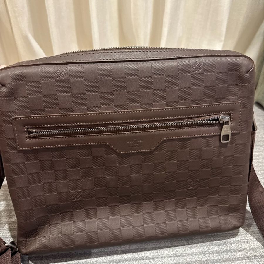 LV Louis Vuitton Damier Infini 深咖啡壓紋皮革斜背包 郵差包 男包-9
