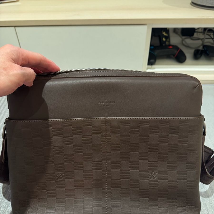 LV Louis Vuitton Damier Infini 深咖啡壓紋皮革斜背包 郵差包 男包-14
