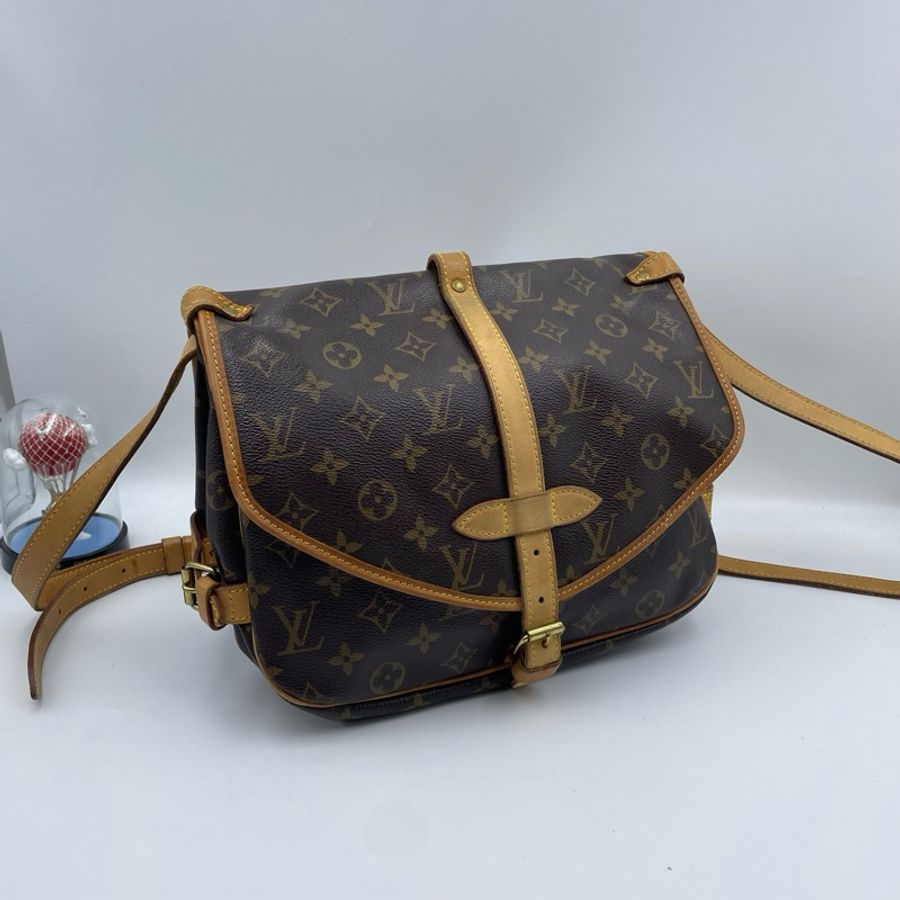 lv/路易威登 Saumur BB雙子星老花記者包 馬鞍形 翻蓋設計 正反兩面背 內部為雙層獨立空間-0