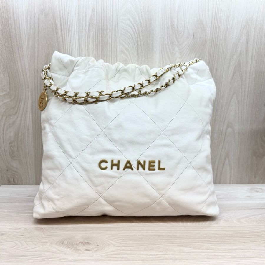 Chanel白色油蠟小牛皮中號22Bag-1