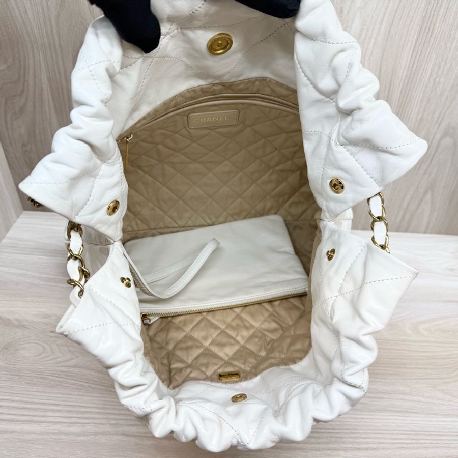 Chanel白色油蠟小牛皮中號22Bag-8