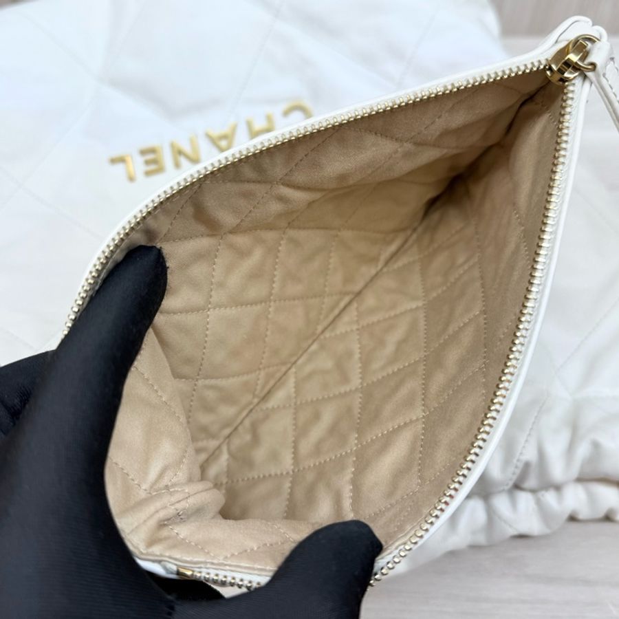 Chanel白色油蠟小牛皮中號22Bag-22