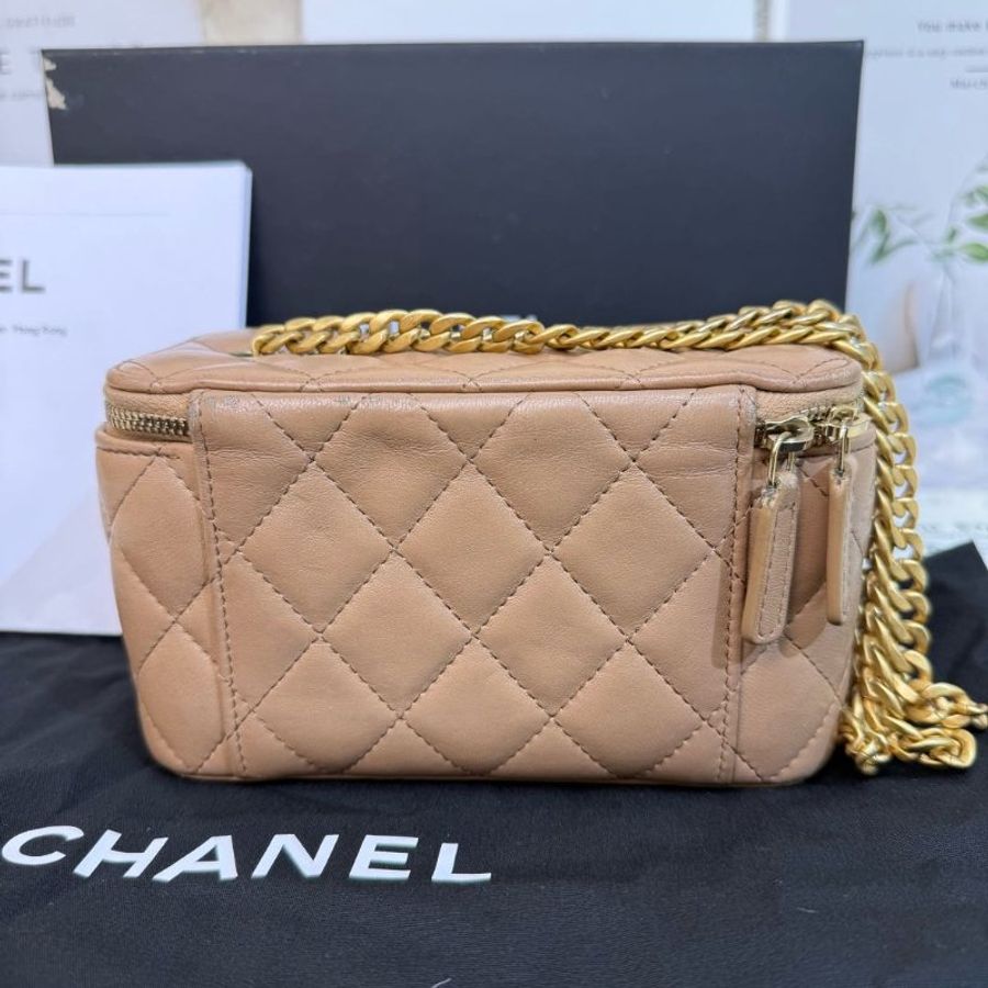 Chanel 化妝包 奶茶色 菱格紋 羊皮 金扣 琺瑯鏈條-1
