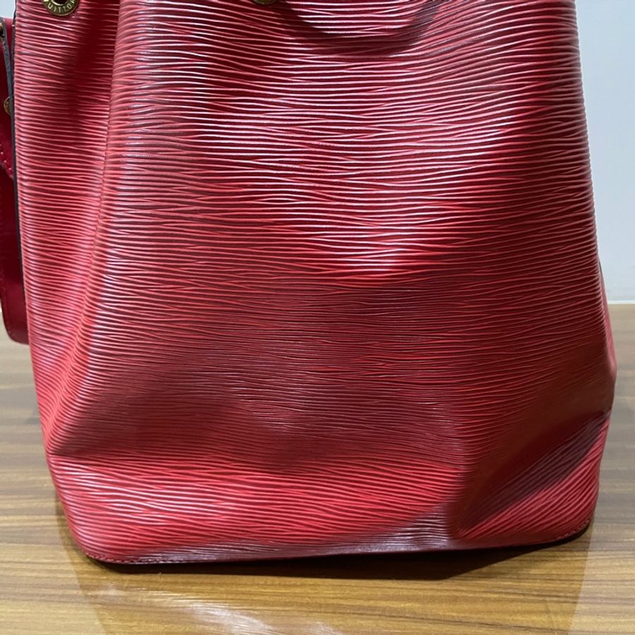 正品LV EPI水波紋水桶包-7