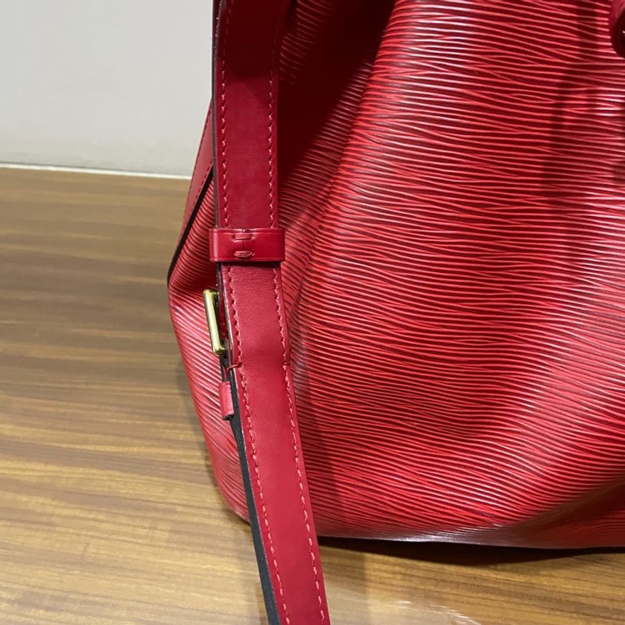 正品LV EPI水波紋水桶包-10