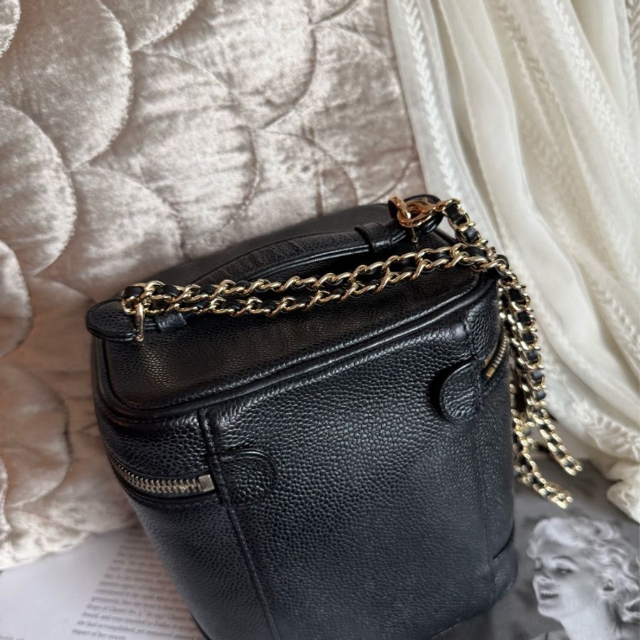 香奈兒 CHANEL 黑金 魚子醬 牛皮 豎版經典 化妝箱 化妝袋 小盒子 黑色 化妝包 黑色皮革 魚子醬 經典款 斜挎包 腋下包 側背包 小箱子 中古 復古 老香 古董包 盒子 vintage chanel black caviar vanity bag 包-4
