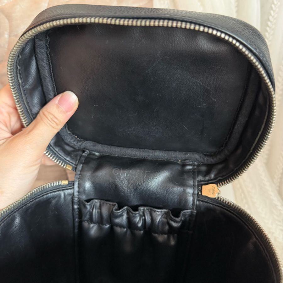 香奈兒 CHANEL 黑金 魚子醬 牛皮 豎版經典 化妝箱 化妝袋 小盒子 黑色 化妝包 黑色皮革 魚子醬 經典款 斜挎包 腋下包 側背包 小箱子 中古 復古 老香 古董包 盒子 vintage chanel black caviar vanity bag 包-20